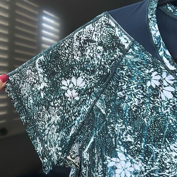 Lululemon Seek The Heat Short Sleeve Top, Size 10 - Picture 6 of 6